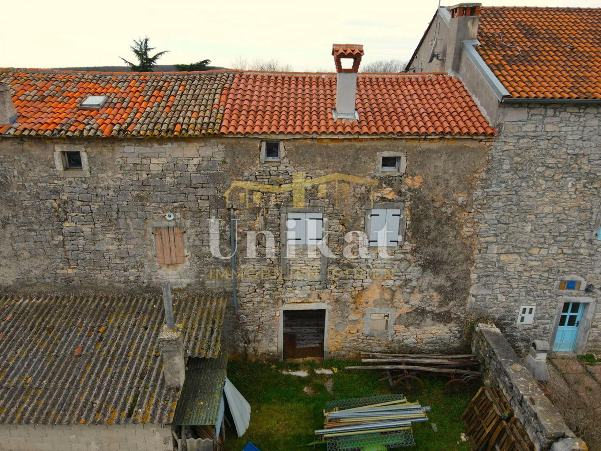 Kamena hiša blizu Višnjana za dokončanje